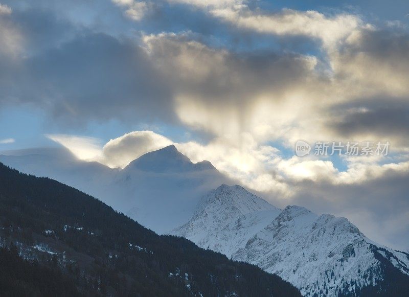 Aiguille de Bionnassay(4052米)在云层中